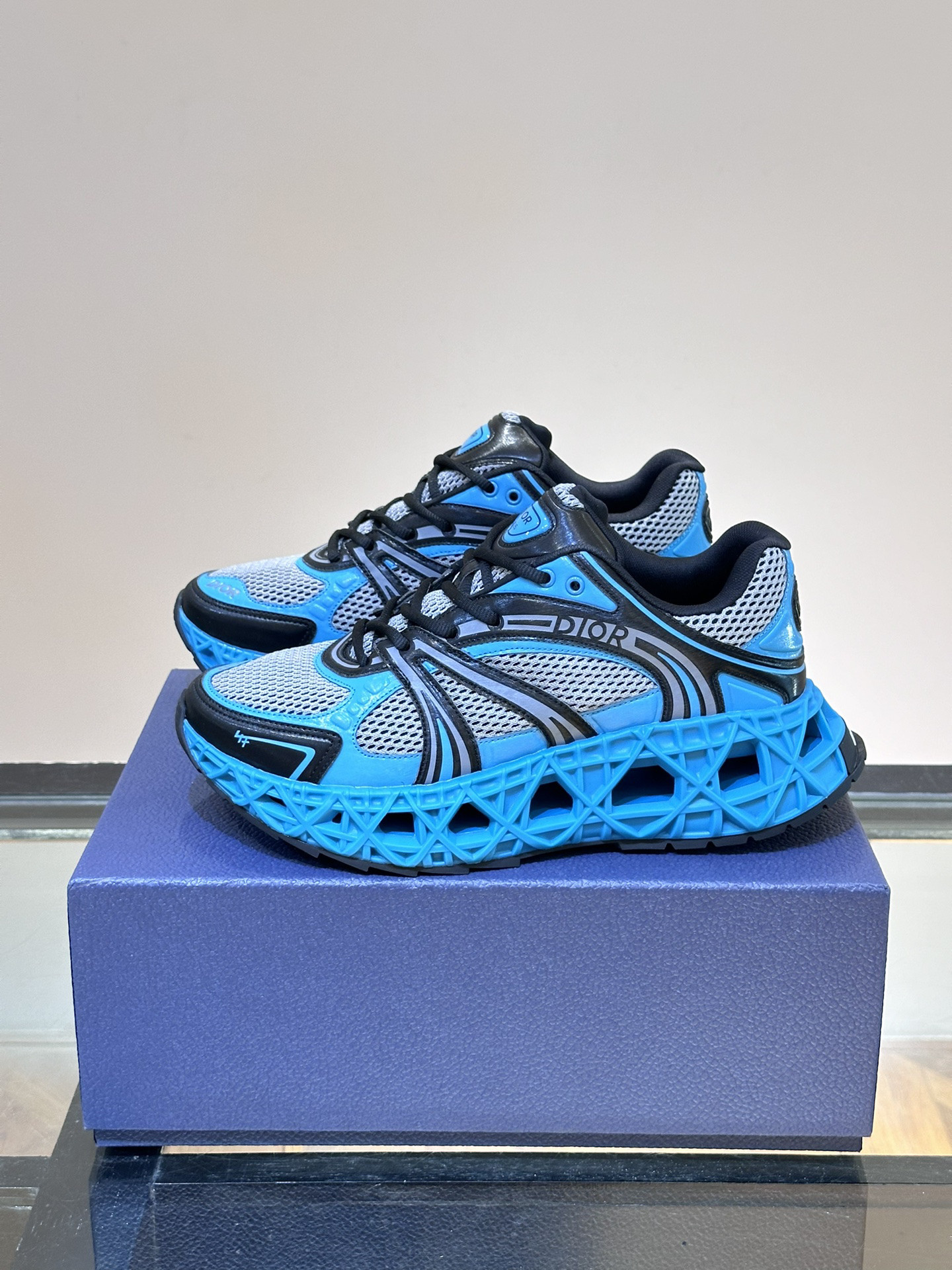 DIO* SNEAKER