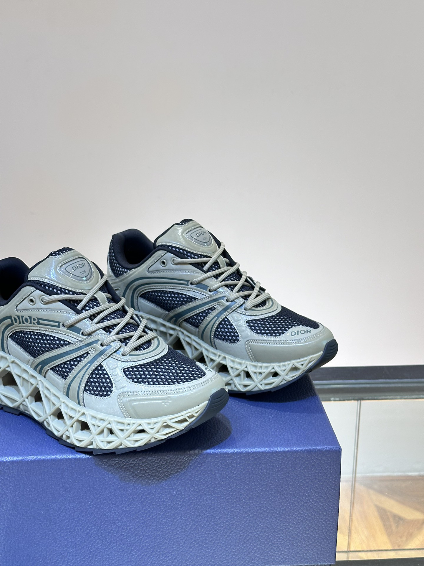 DIO* SNEAKER