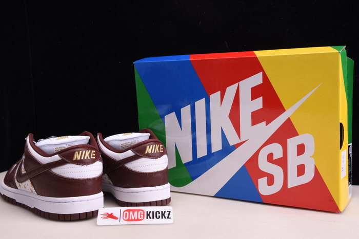 Svp*me x nike sb dunk low white/metallic gold-barkroot brown dh3228-103